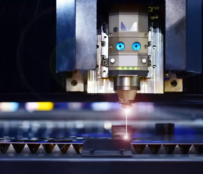 máquina-industrial-de-corte-láser-mientras-corta-la-chapa-industrial_waifu2x_art_noise1_scale